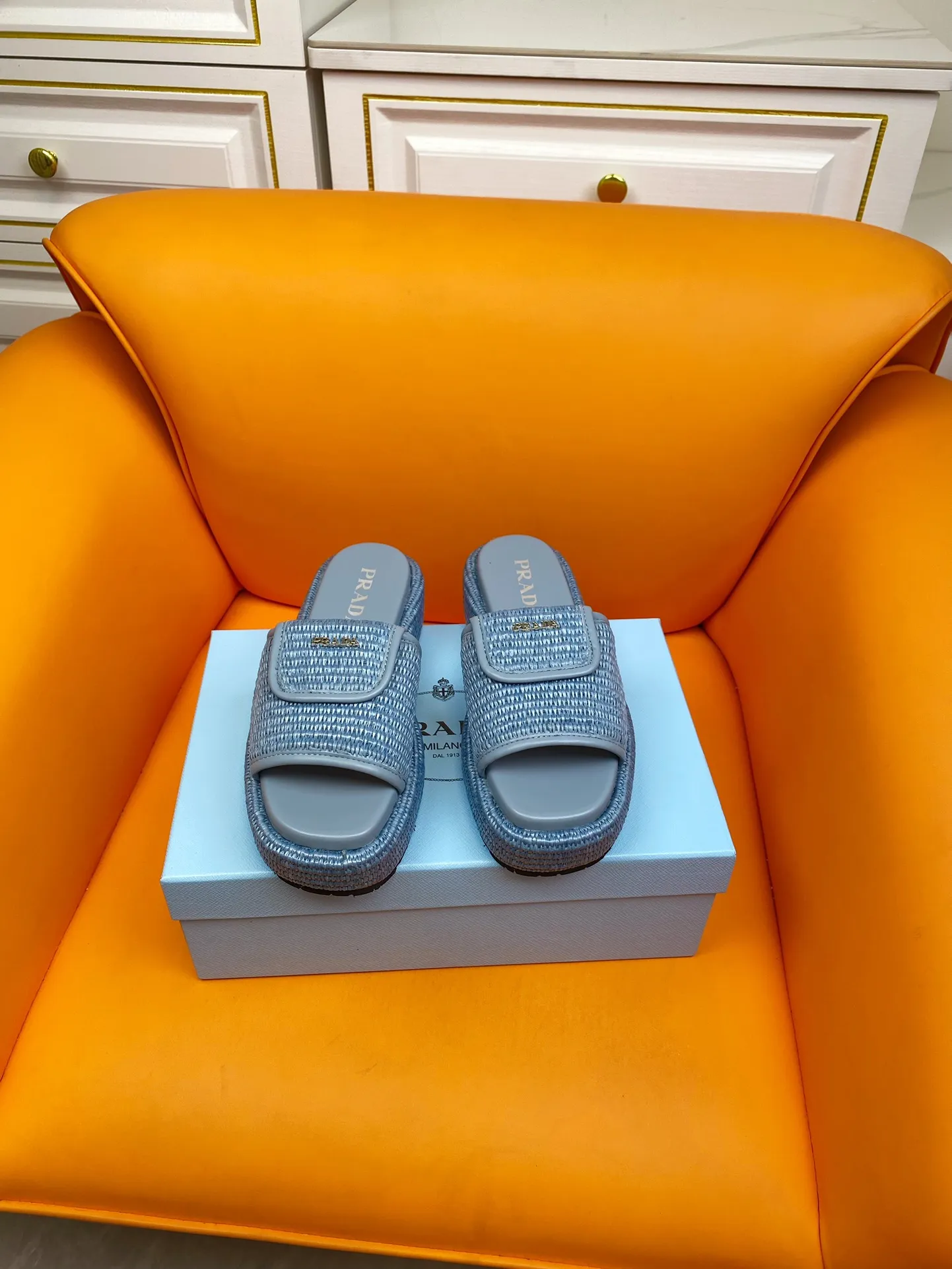 👟👟Ex-factory price 520👟👟 PRADA 2024ss raffia woven slippers This year's popular straw series, lazy people's must-have slippers are so good-looking on the feet. The whole pair of shoes is light, comfortable and bright colors meet the various choices of fashionable people of different styles! Original custom-made raffia Sheepskin lining 1:1 open mold outsole Size number: 35-39 (40 customizations are not returnable)
